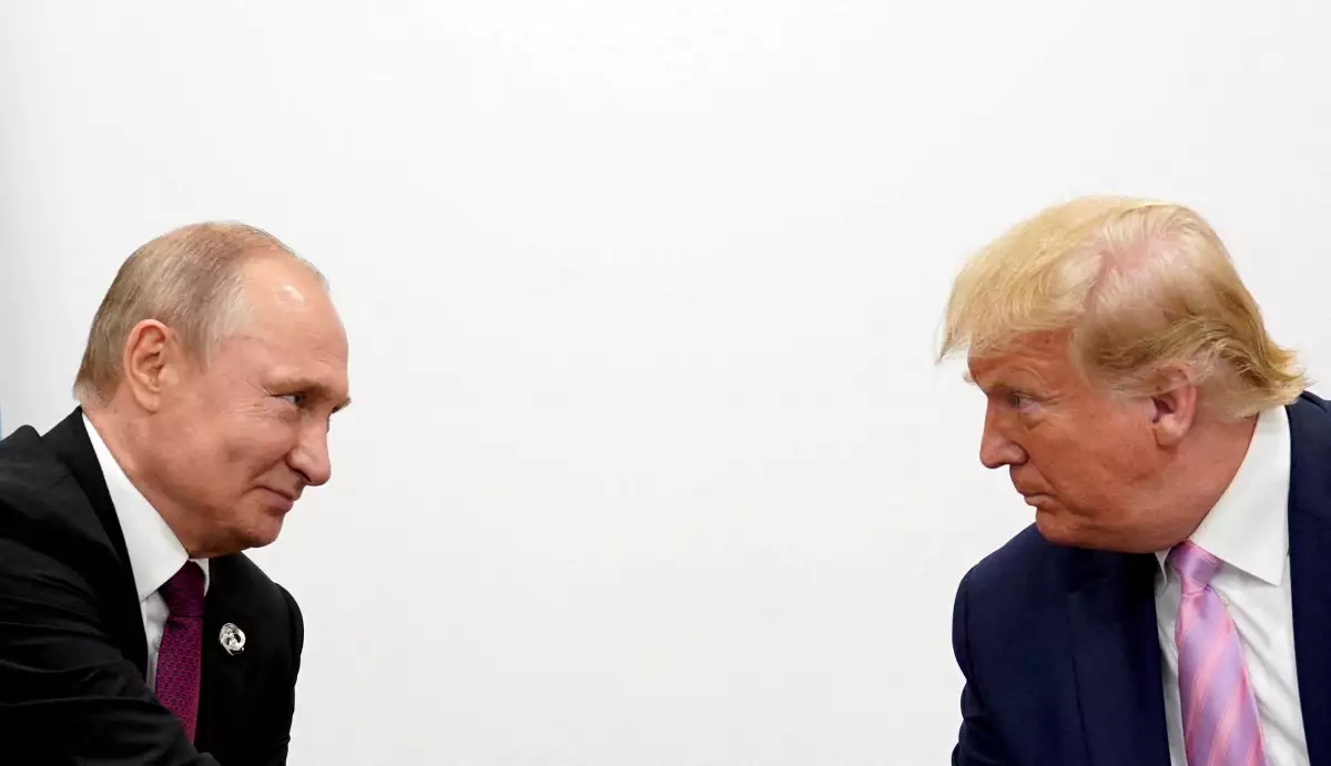 El presidente estadounidense Donald Trump y el presidente ruso Vladimir Putin mantienen una reunión bilateral en la cumbre de líderes del G20 en Osaka, Japón, el 28 de junio de 2019.