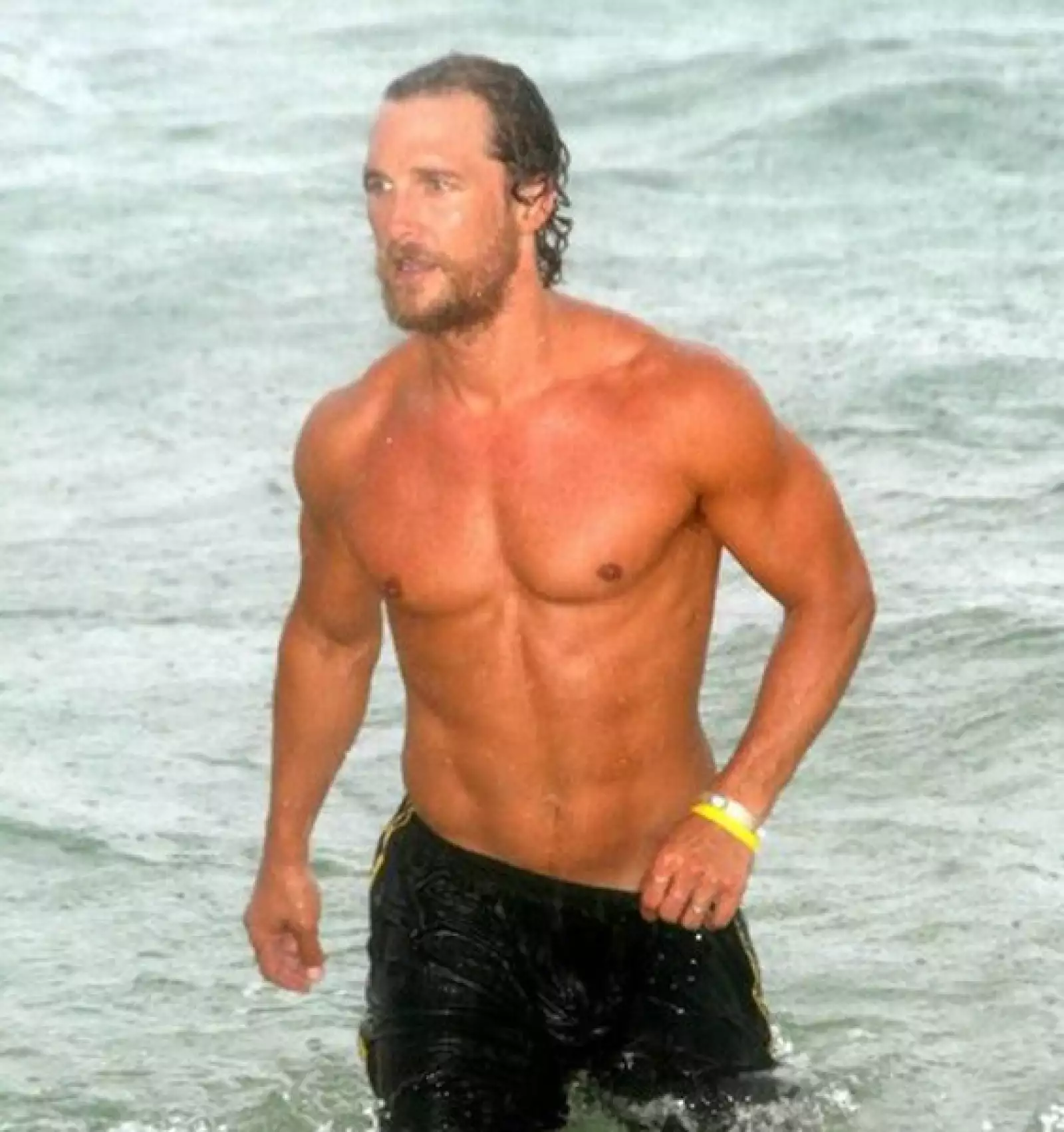 Matthew McConaughey acostumbra pasar mucho tiempo en la playa presumiendo su `six pack´.