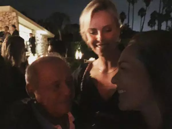 En el festejo también estuvo presente Charlize Theron.