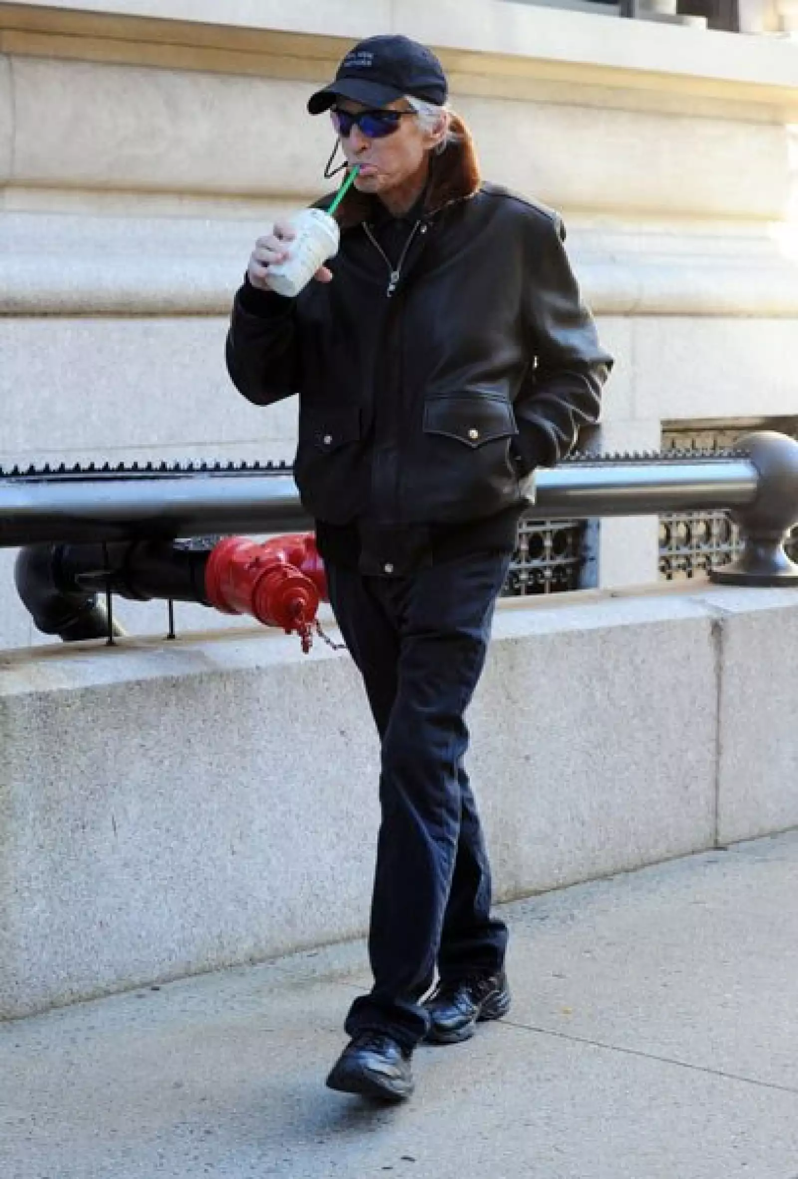 Michael Douglas disfruta de un café mientras camina por las calles de NY.