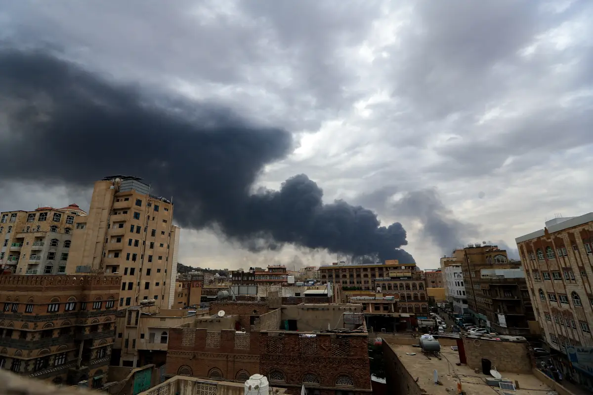 Trump asegura que hutíes se rindieron y que detendrá los bombardeos en Yemen