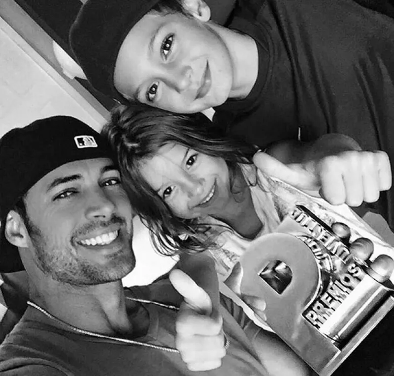El actor publicó en Instagram varias fotografías del viaje de sus hijos para encontrarse con él, mientras filma la última entrega de "Resident Evil".