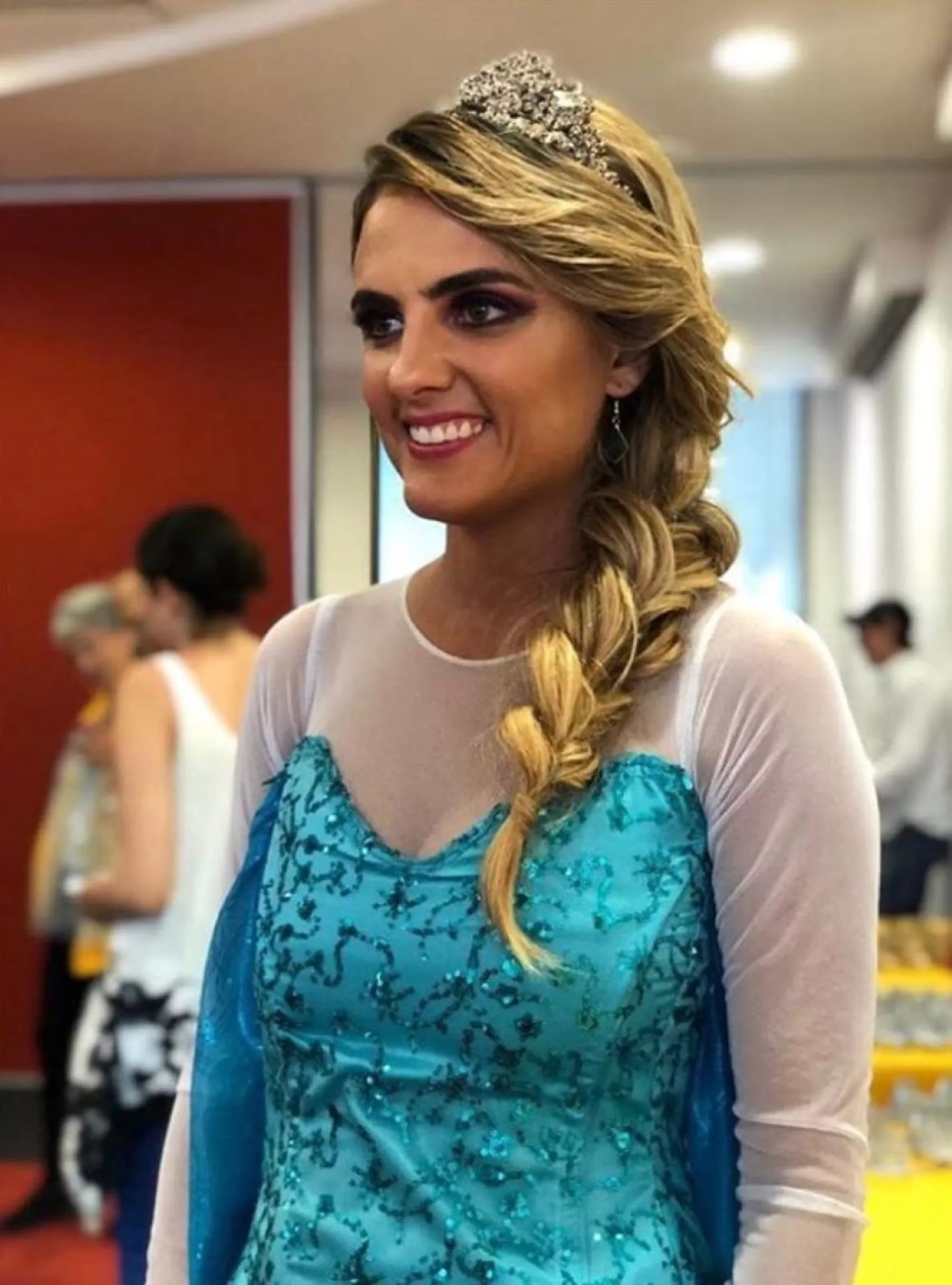 Tania Palacios Kuri se viste de Elsa 1.jpg