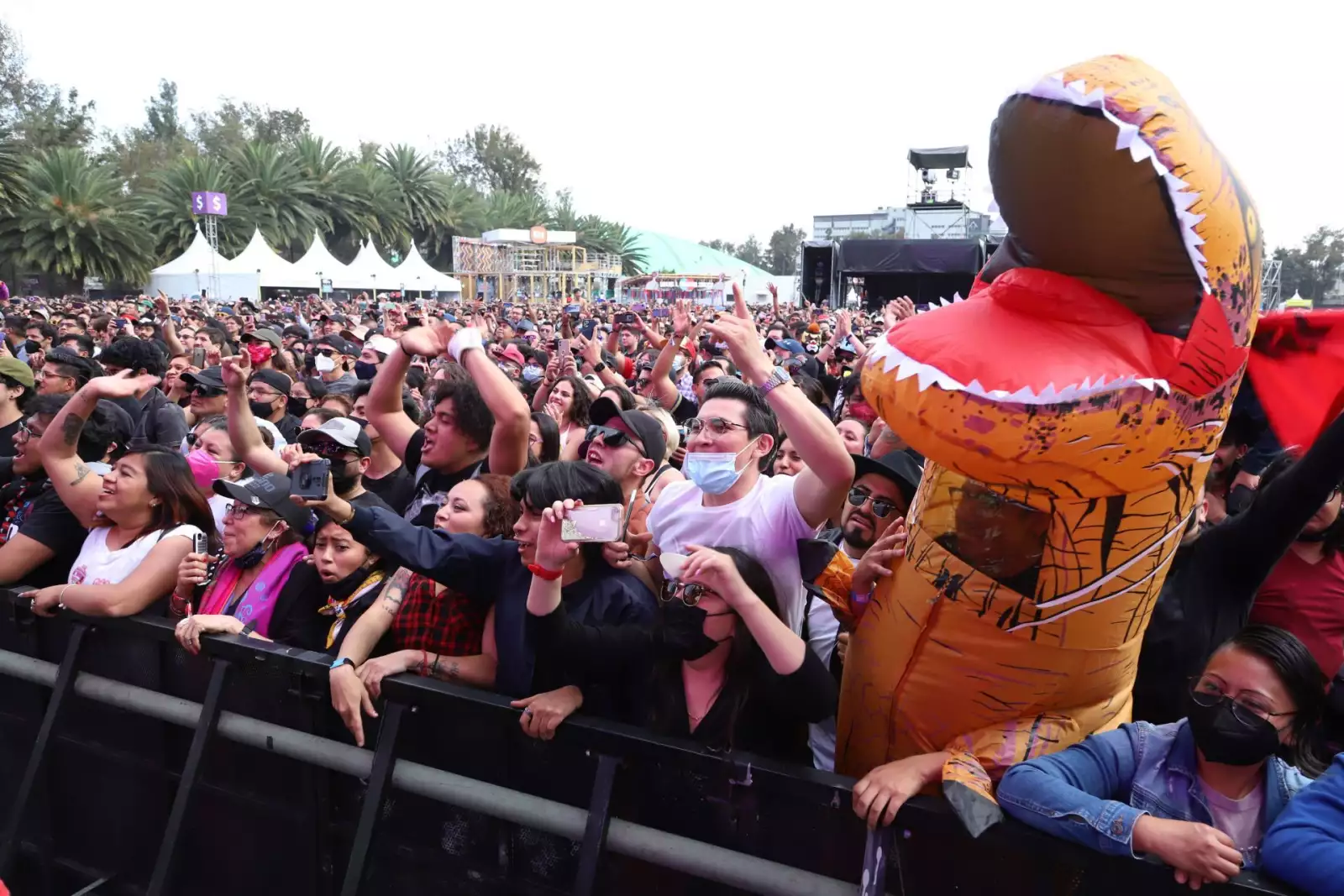 Una botarga de dinosaurio durante el Festival Iberoamericano de Cultura Musical Vive Latino 2022 que se realiza en el Foro Sol.