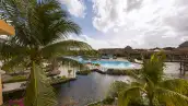 Vista panorámica con palmeras y alberca del hotel Grand Palladium en Riviera Maya