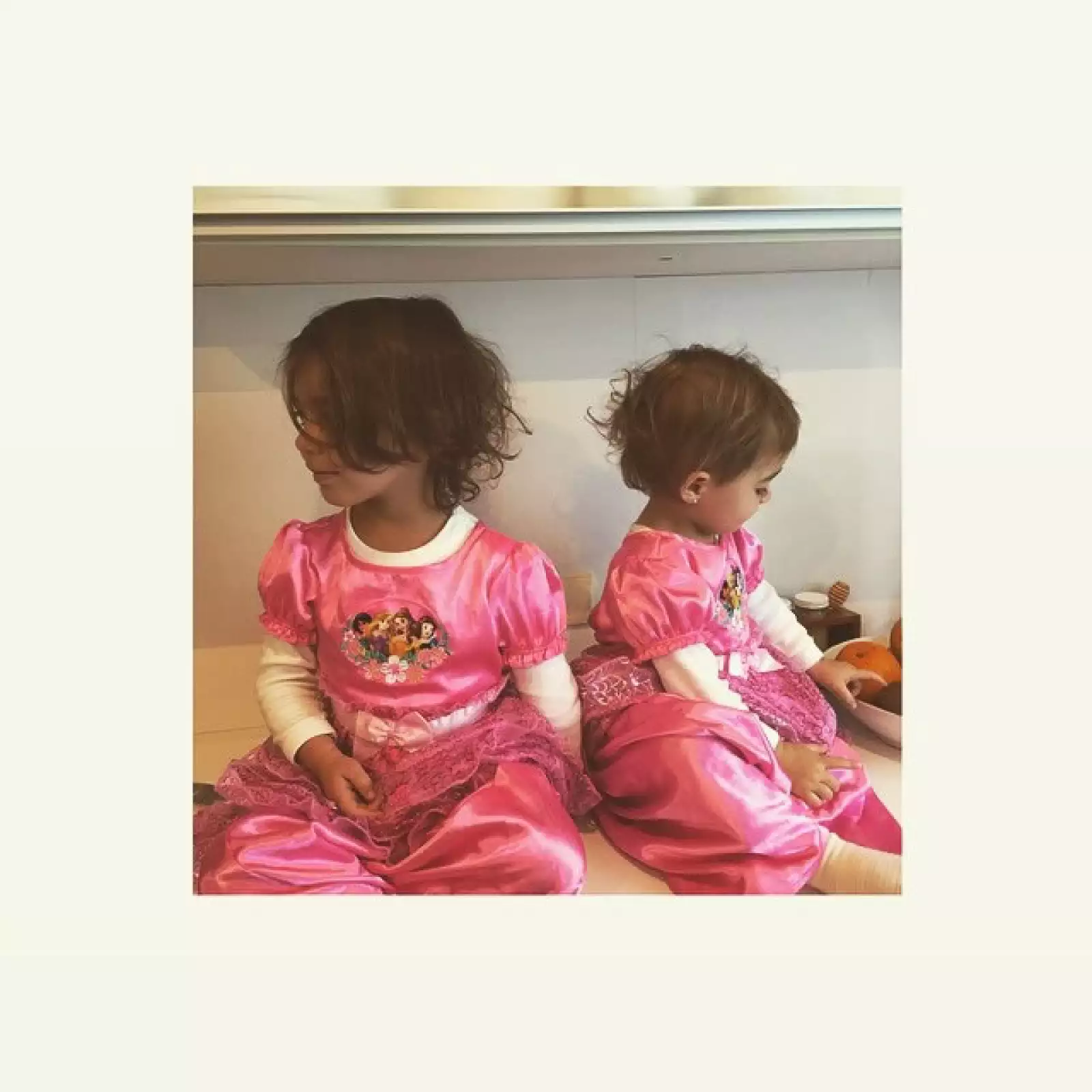 Penélope y Olivia vestidas como princesas.