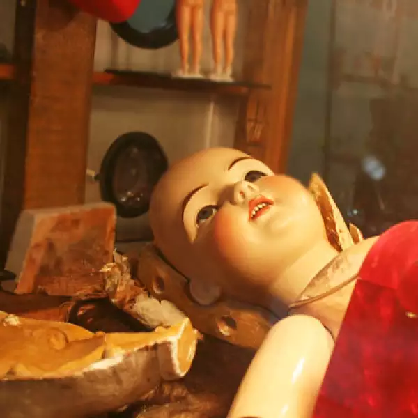 Las muñecas de porcelana de rostros decorados a mano cobraron importancia entre las niñas de los años 20´s.