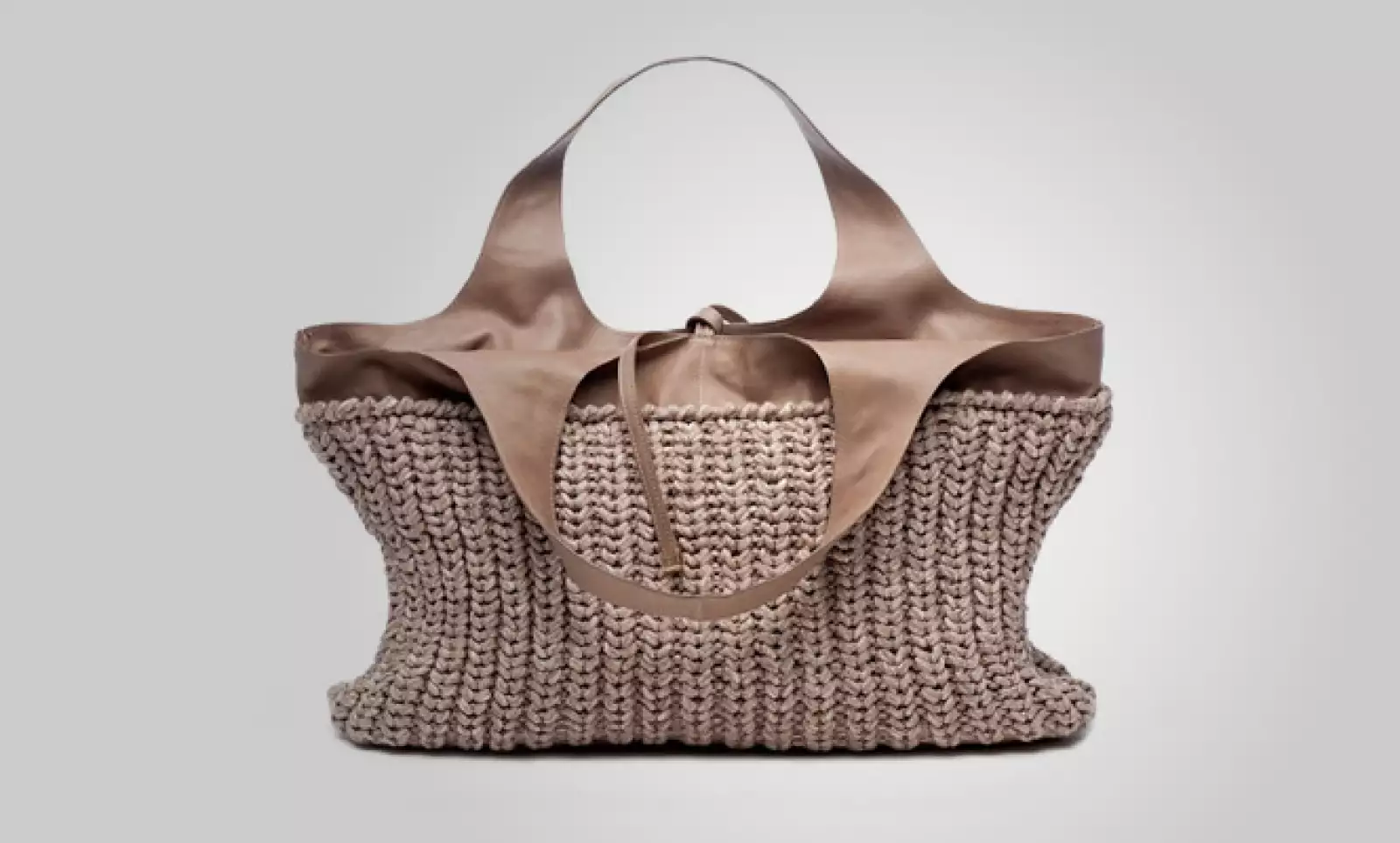 La firma del diseñador italiano Brunello Cucinelli presenta su colección de primavera/verano para 2011, con tonos neutros y telas ligeras.