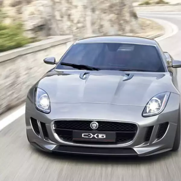 En tan sólo 4.2 segundos puede alcanzar los 100 kilómetros por hora. En su interior existen pantallas táctiles tipo OLED para controlar algunas funciones.