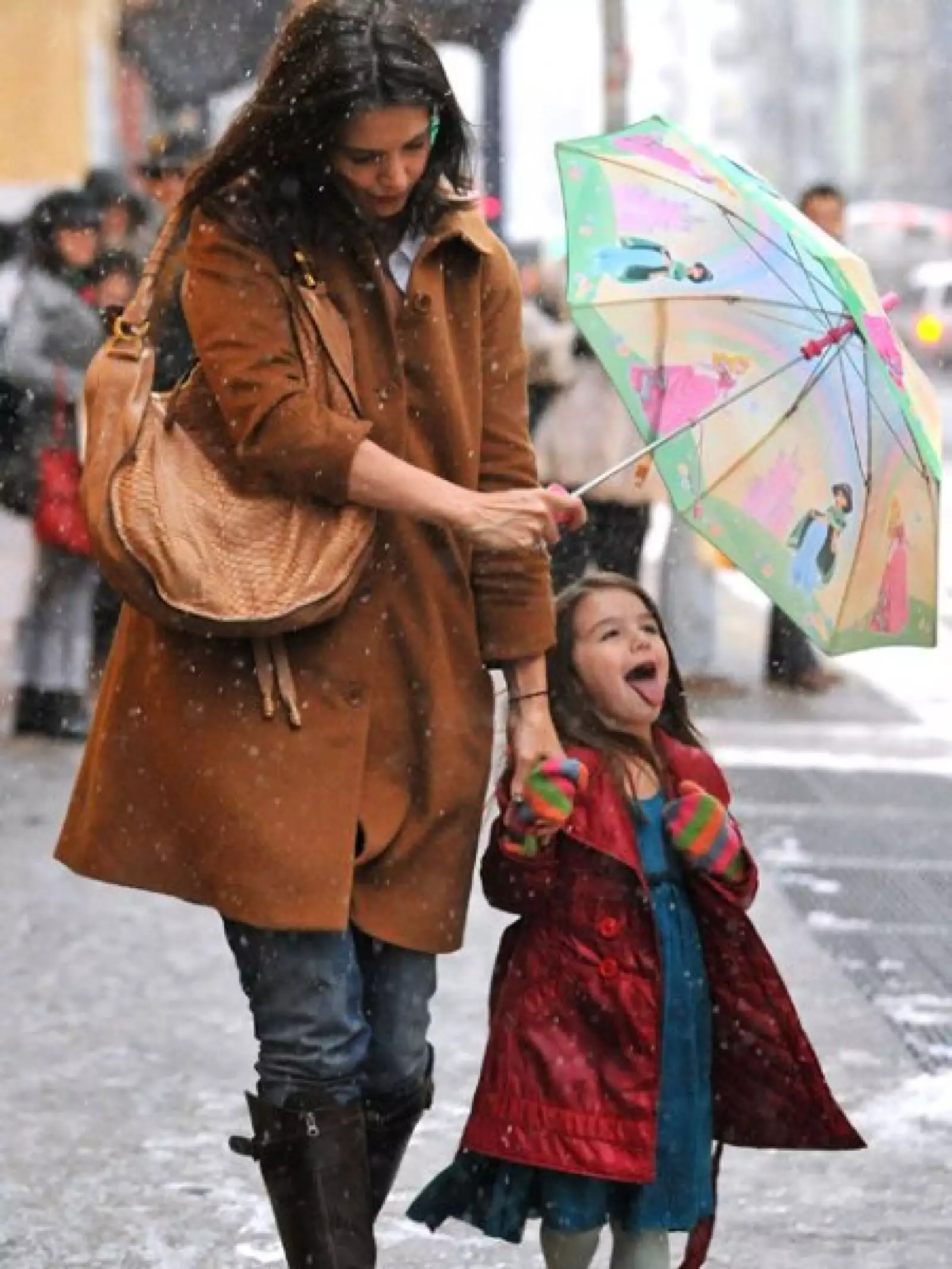 Suri Cruise sabe saborear una buena tarde de nieve.