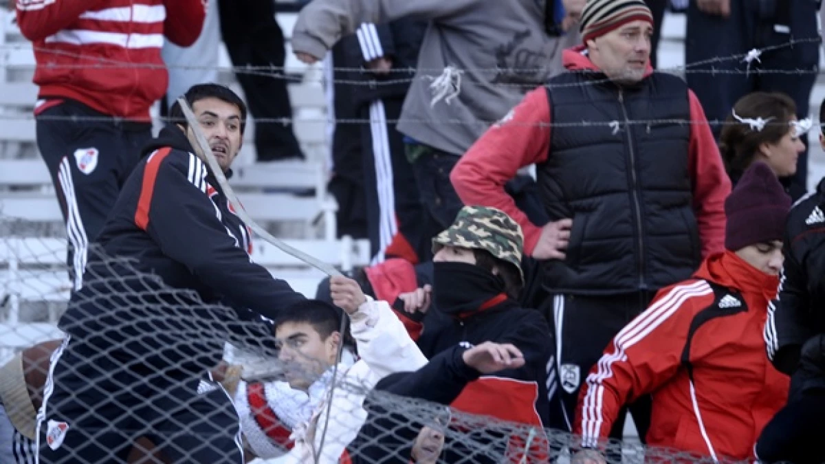 hinchas de river causan destrozos