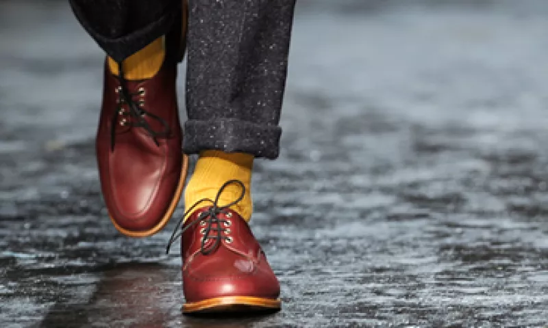 Se vale utlizar calcetines que tengan cierto contraste con tu traje. (Foto: Getty Images )