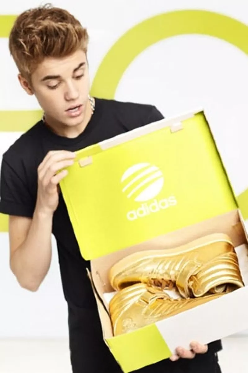 El joven cantante firmó un contrato con Adidas para promocionar y usar un par de tenis especiales que usará en su gira.