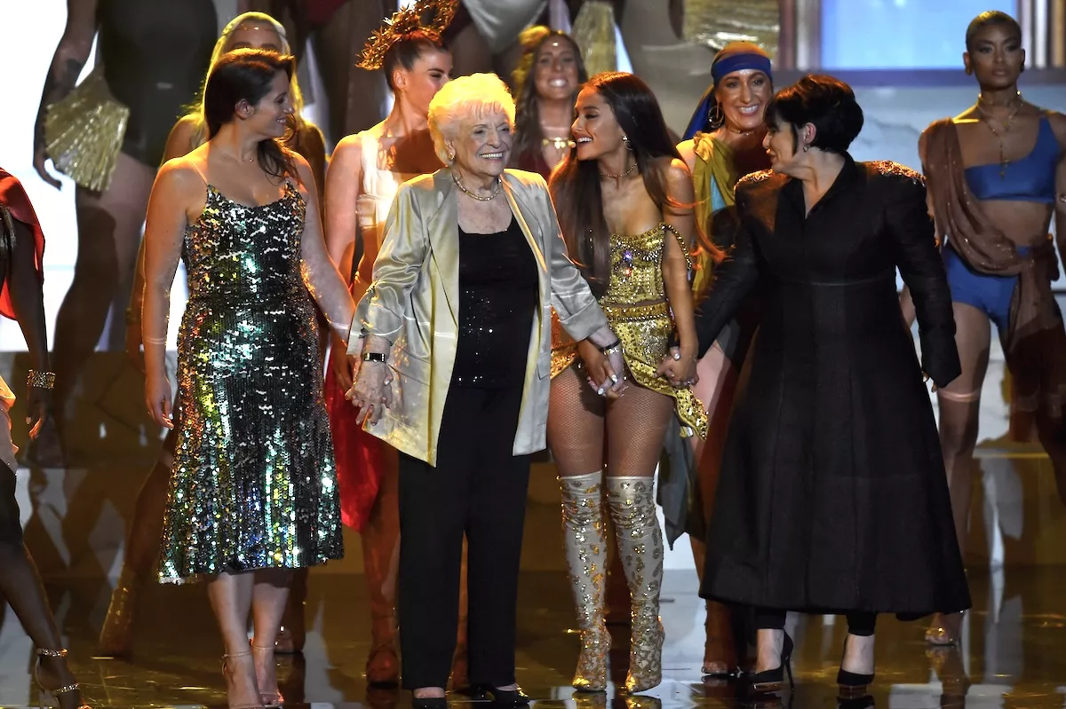 Marjorie Grande abuela de Ariana Grande en el escenario con su nieta y su hija Joan Grande