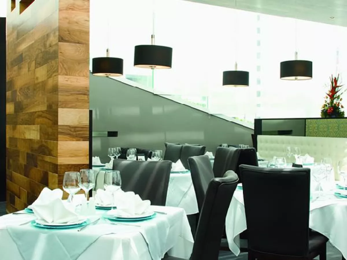 Los drinks y la oferta de vinos son las virtudes de su faceta lounge.