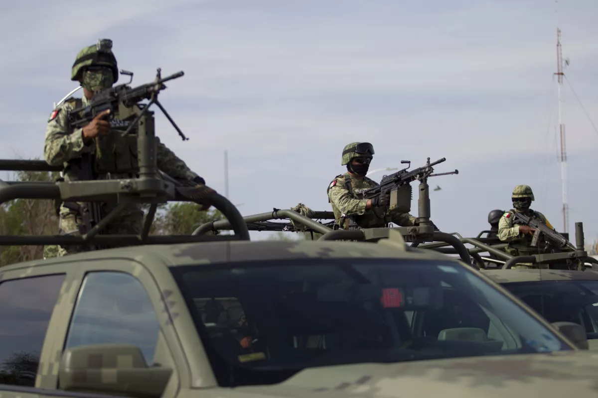 Miembros del Ejército arriban a la carretera Monterrey-Nuevo Laredo para iniciar el operativo de seguridad, tras más de 100 reportes de personas desaparecidas en el recorrido de lo que va del año.