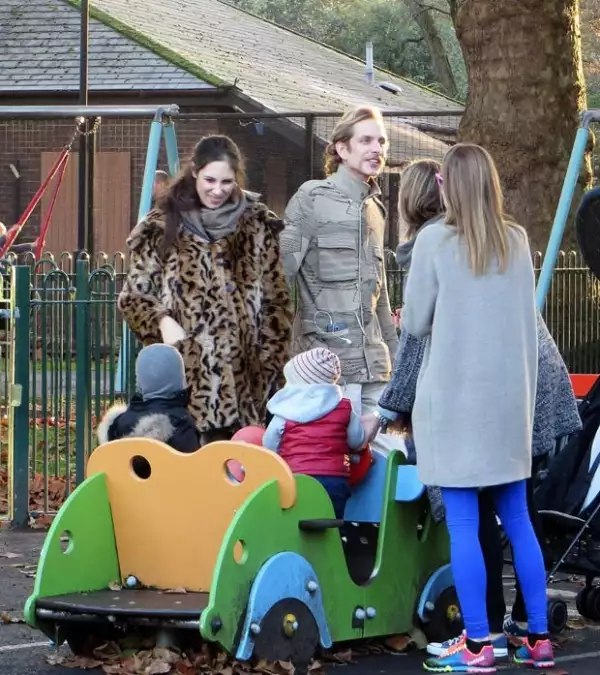 Tatiana muy contenta de ver a su hijo divertirse.