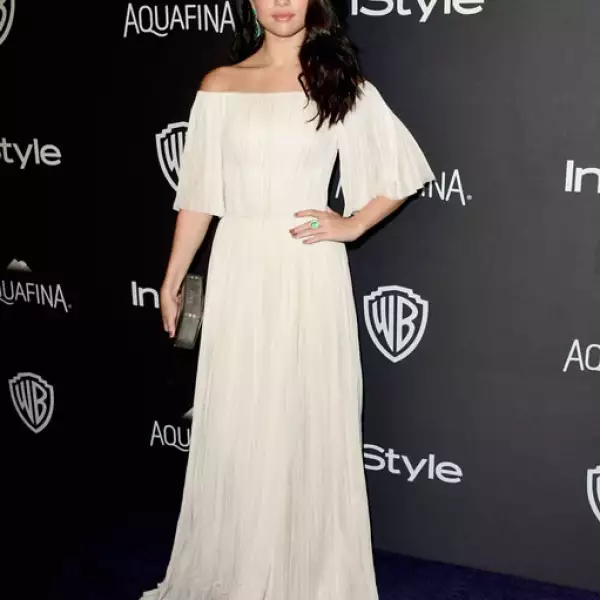 Selena Gomez decidió usar un maxidress de J.Mendel, haciendo un statement con la tendencia de la temporada: off-shoulder.