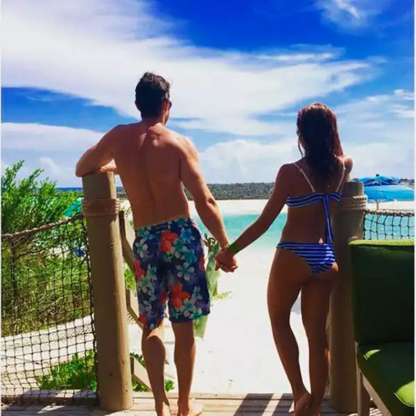 A través de Instagram, Rulli compartió este romántico junto a su novia: Hay personas que logran hacer que la vida tenga momentos insuperables!! Gracias Mi Amor @angeliqueboyer por lograr eso y más.