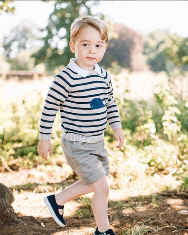 Hace unas horas Kate y William publicaron unas especiales fotos conmemorativas del cumpleaños del príncipe, en las que el pequeño lució unos outfits low cost.