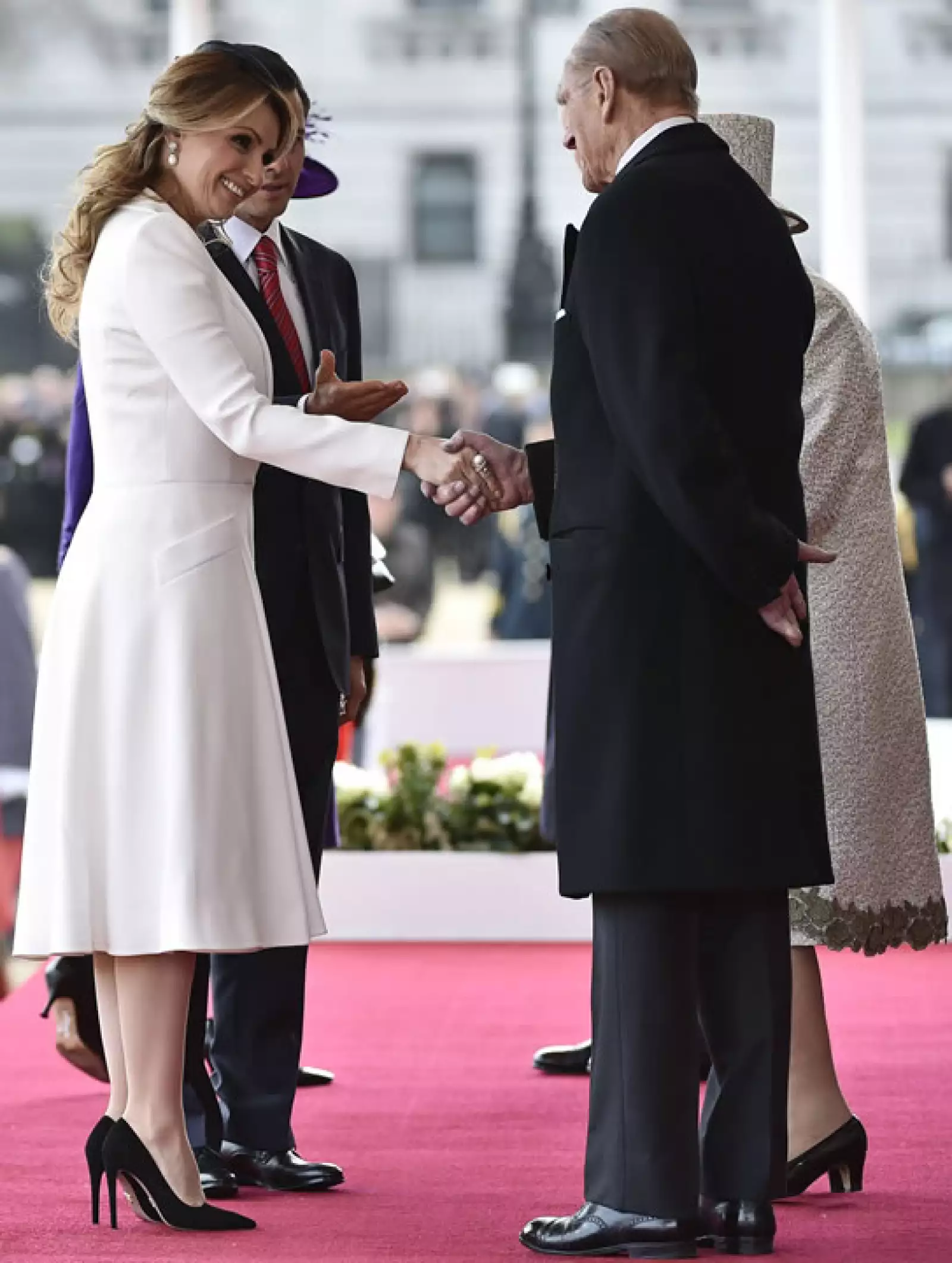 El mandatario y su esposo a su llegada con la reina Isabel II y su esposo Felipe de Edimburgo.