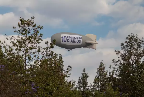 Protestan con zeppelin ante la violencia feminicida
