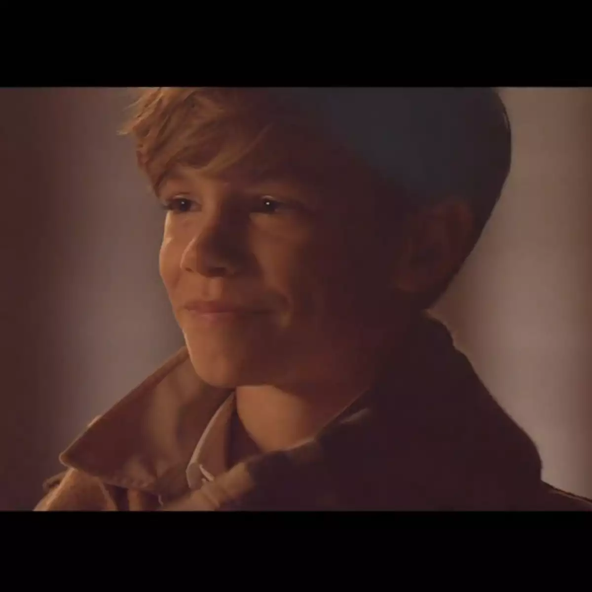 La firma inglesa invita a Romeo Beckham como imagen por segunda ocasión.