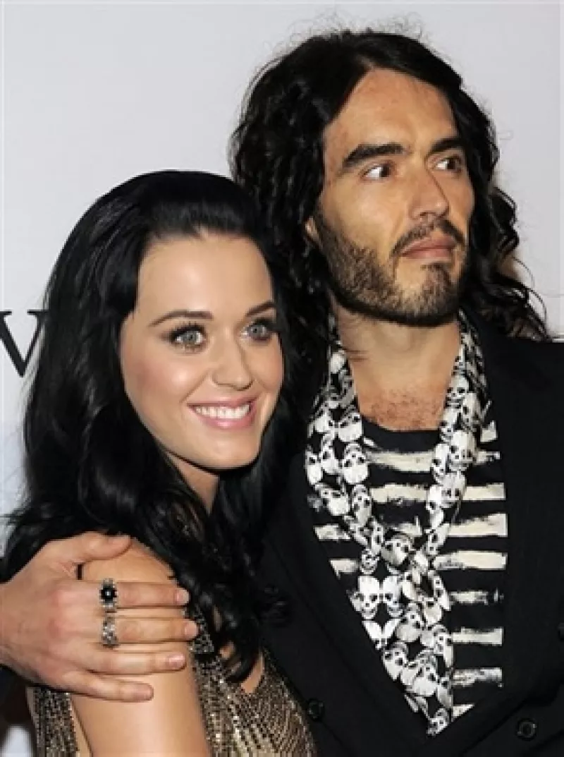 La cantante y su ahora esposo, Russell Brand, iniciaron su luna de miel este lunes.