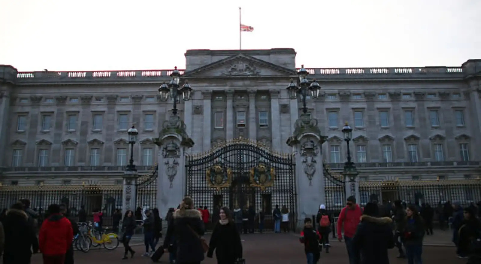 El Palacio de Buckingham en Inglaterra estuvo de luto por el rey al izar a media asta su bandera.