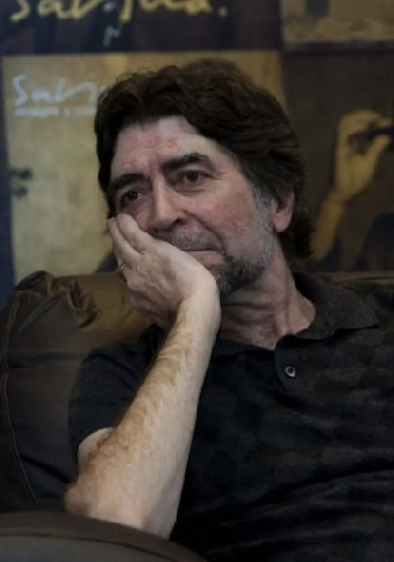 El cantante se cayó el miércoles en su domicilio de Madrid mientras trataba de ordenar unos libros, por lo que tuvo que cancelar temporalmente el concierto que ofrecería en Barcelona.