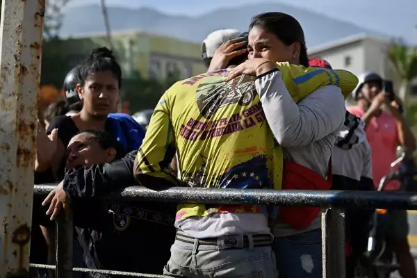 Un automóvil conduce frente a edificios derrumbados después de un terremoto en Catia La Mar, estado de La Guaira, a unos 30 km al noroeste de Caracas, el 25 de junio de 2026.