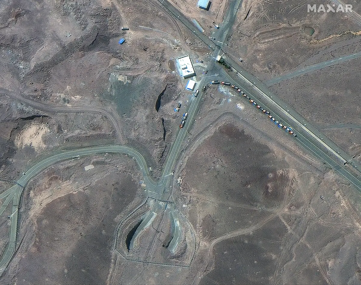 Una imagen de satélite muestra camiones posicionados cerca de la entrada de la instalación de enriquecimiento de combustible de Fordow, cerca de Qom, Irán, el 19 de junio de 2025. Maxar Technologies/Manual a través de REUTERS. (Imagen principal del artículo web "Irán tiene uranio suficiente para nueve bombas atómicas, pero ¿realmente quiere usarlas?"). 