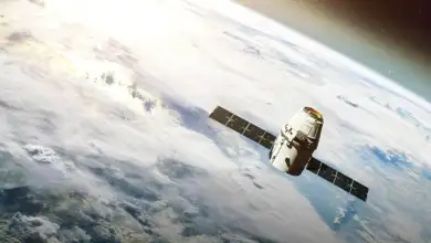 Un satélite orbitando la tierra