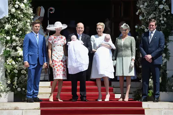 La familia real acompañó a los príncipes.