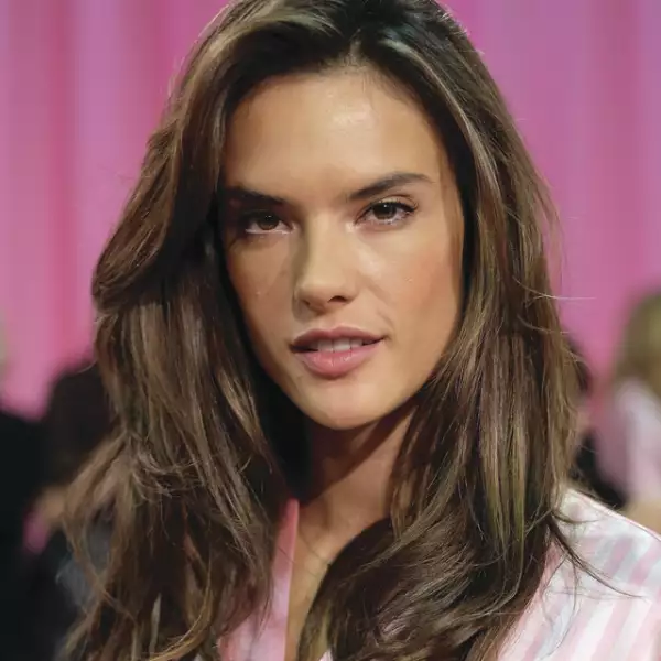 Después del famosísimo Victorias Secret Fashion Show, la Ángel Alessandra Ambrosio, presumió un midi bob que nos encantó.