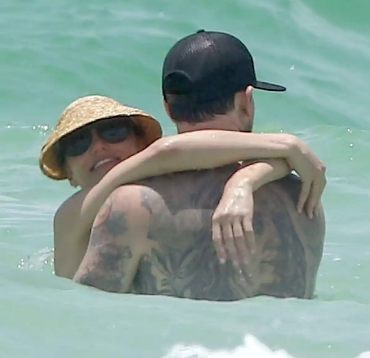 La actriz pasó cinco días románticos y soleados al lado del vocalista de Good Charlotte, a quien presentó formalmente a su familia en Florida.