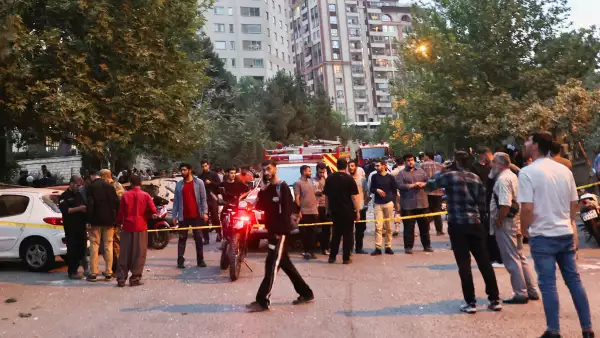 La gente se reúne en la calle a raíz de los ataques israelíes, en Teherán, Irán, el 13 de junio de 2025.