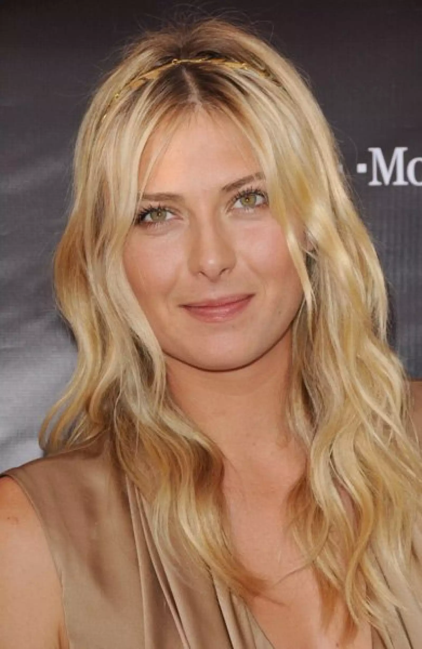 María Sharapova. La joven tenista rusa es ganadora de tres títulos individuales de Grand Slam y actualmente es la actual Nº15 del ranking de la WTA. Además es la diseñadora de su propia línea de ropa y tiene un perfume.