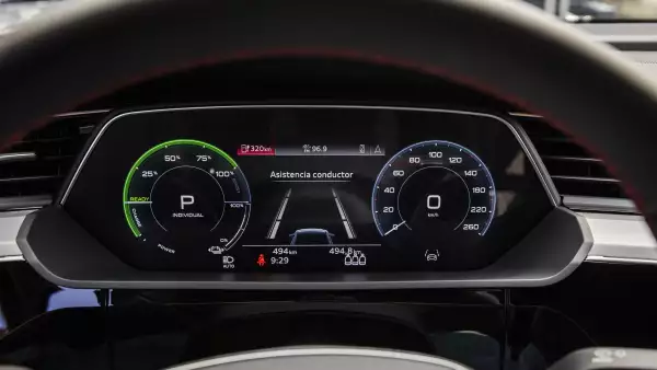 Cómo es salir a carretera en un auto eléctrico y sin estaciones de carga