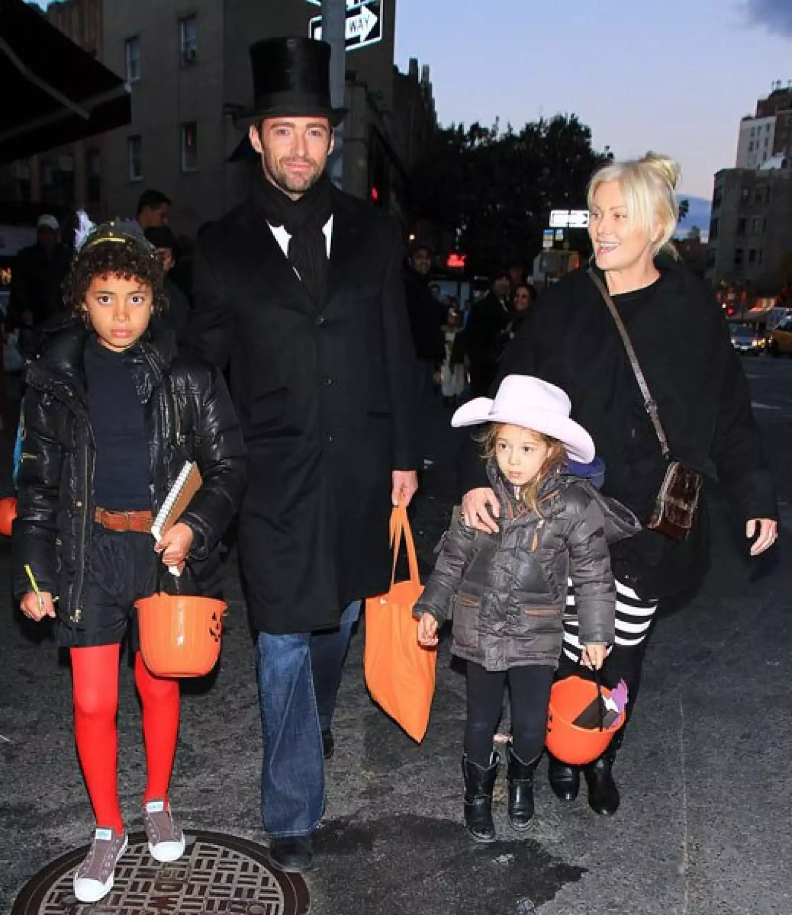 Hugh Jackman con su esposa Deborah Lee Furness y sus hijos Oscar y Ava salieron disfrazados a pedir dulces en Nueva York.
