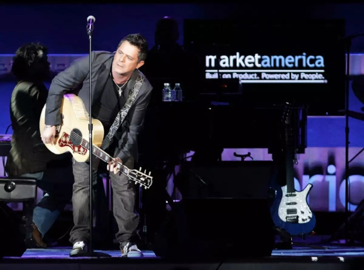 El cantautor español, quien realizará una gira promocional de su más reciente álbum Paraíso express, recibió el galardón al Andaluz Sin Fronteras 2009 y el Premio Dial 2009, en su país natal.