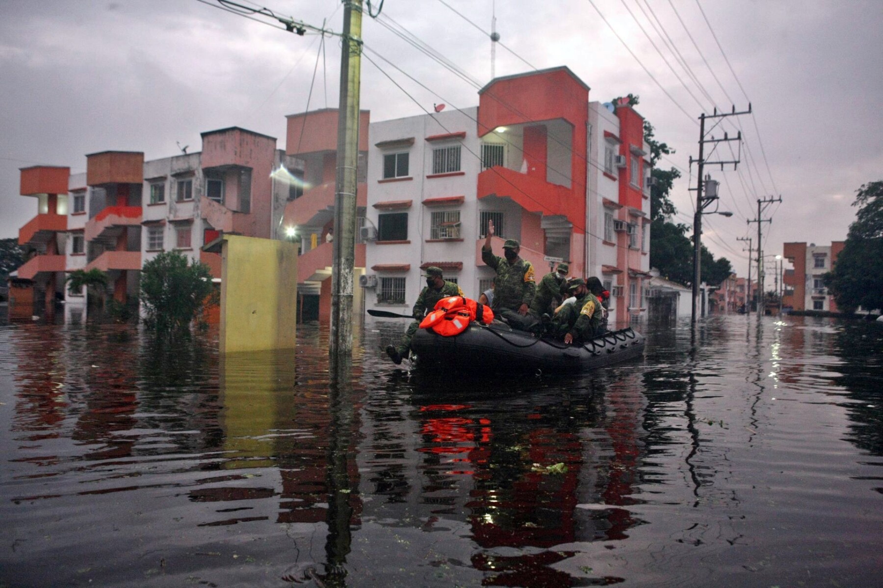 El gobernador de Tabasco se lanza contra la CFE por inundaciones