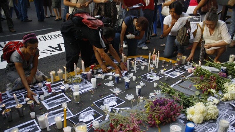 periodistas y sociedad civil participan en protesta opr la muerte de regina martinez