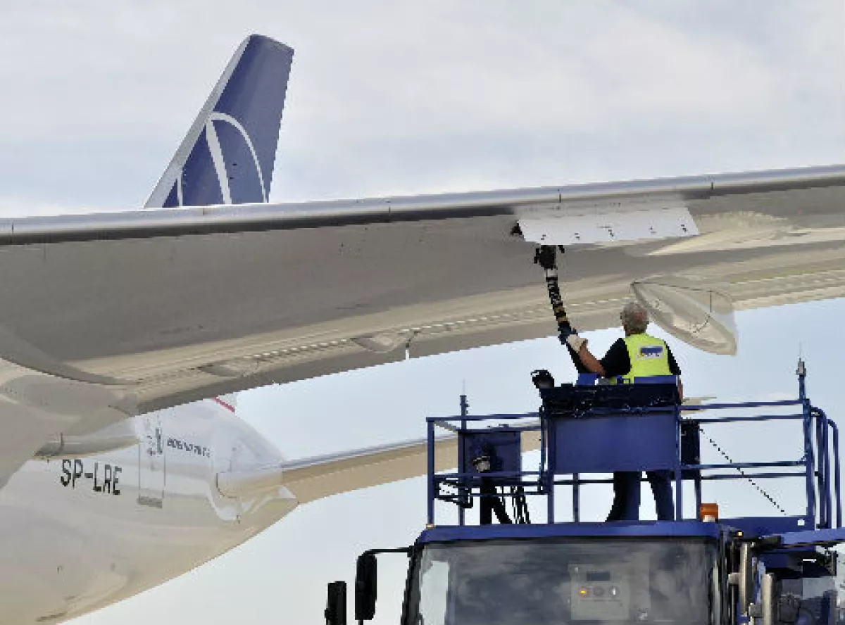 aviones cargando combustible