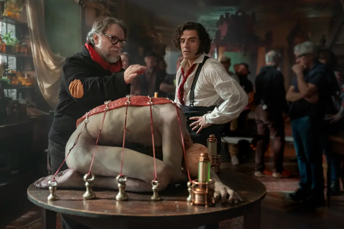 Guillermo del Toro y Oscar Issac en el set de filmación de Frankenstein. 