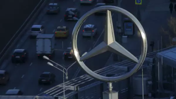 Las acciones de Daimler caían más de 5% en la Bolsa de Fráncfutr tras el anuncio.