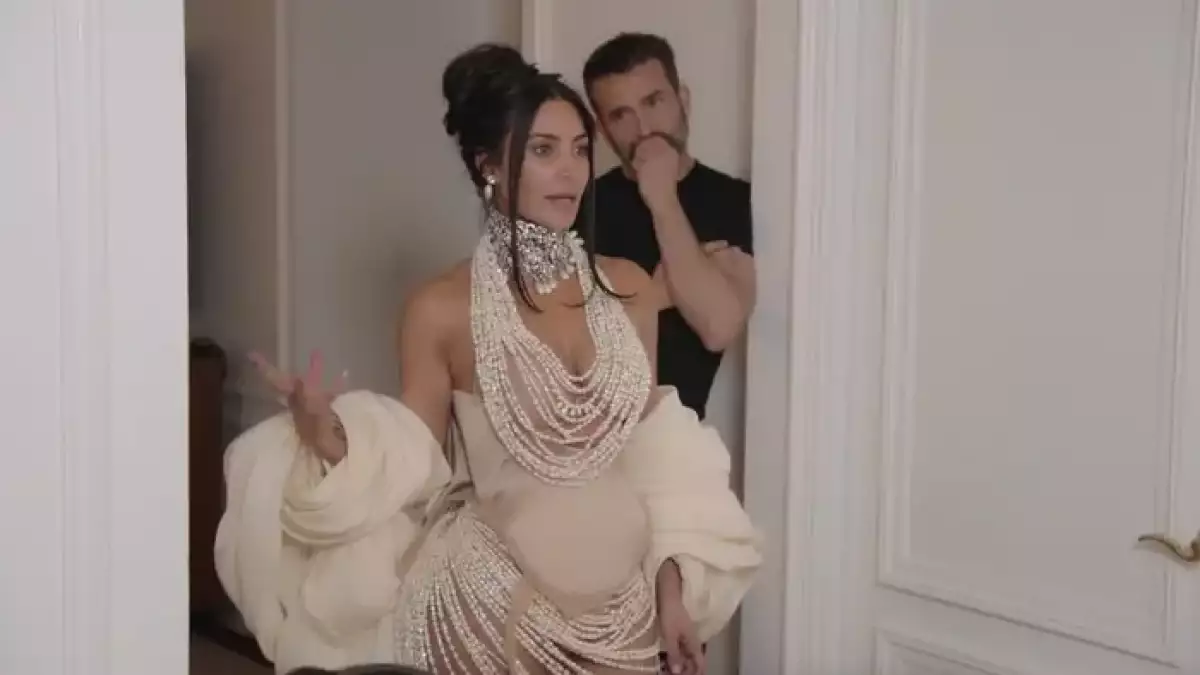 North West critica el vestido Schiaparelli de perlas de Kim Kardashian frente a Daniel Roseberry.