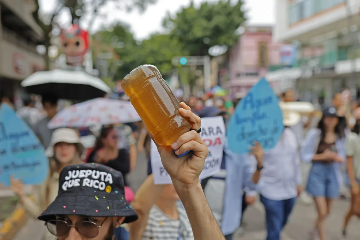 Ciudadanos protestan contra la mala calidad del agua en Guadalajara el 23 de agosto de 2026.