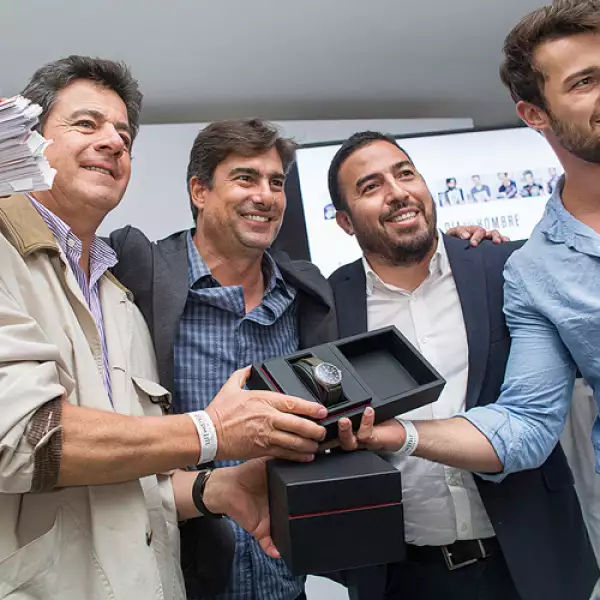 Como colofón se repartieron y subastaron regalos como este reloj Oris