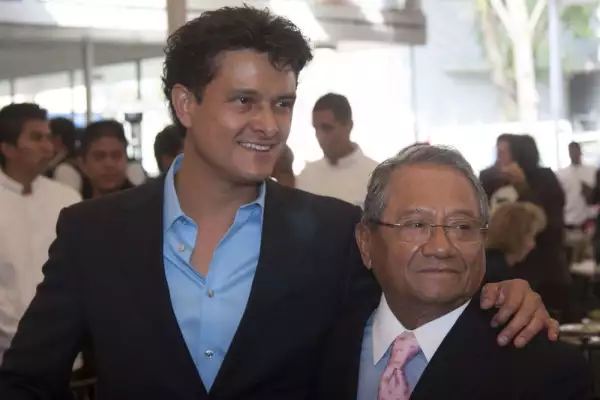 MÉXICO, D.F., 15ENERO2013.- El cantante, Juan Pablo Manzanero, hijo del compositor Armando Manzanero acudieron a la comida anual de la Asociación de Autores y Compositores de México con la que celebra el XLVIII  día del Compositor que se llevó a cabo la tarde de hoy en sus instalaciones.
FOTO: FRANCISCO RODRÍGUEZ /CUARTOSCURO.COM